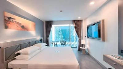 Deluxe kamer met kingsize bed en balkon — Clarian Hotel Beach Patong