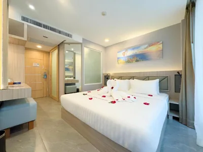 Superior kamer met kingsize bed en balkon — Clarian Hotel Beach Patong